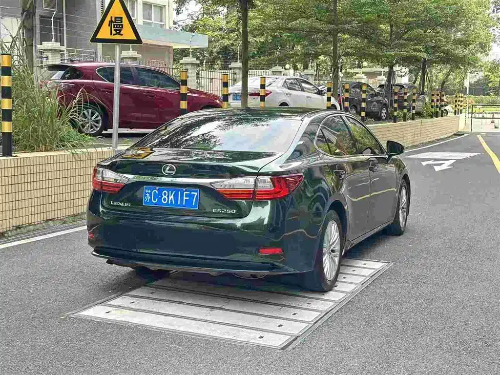 Фото 5 - Lexus ES