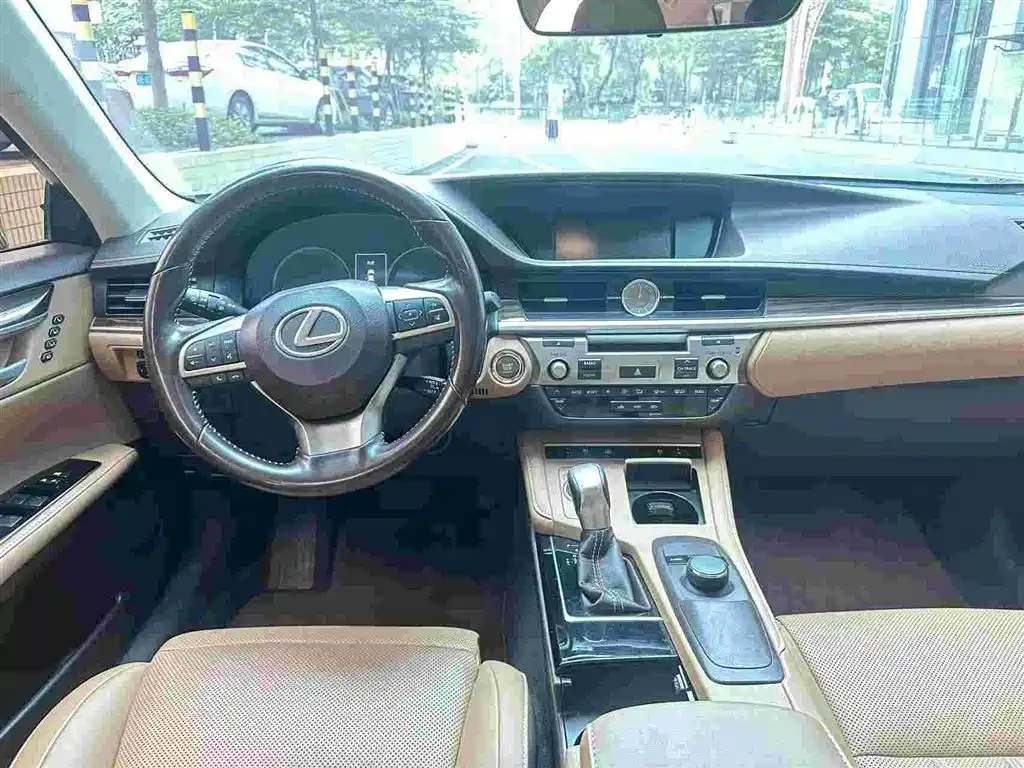 Фото 4 - Lexus ES