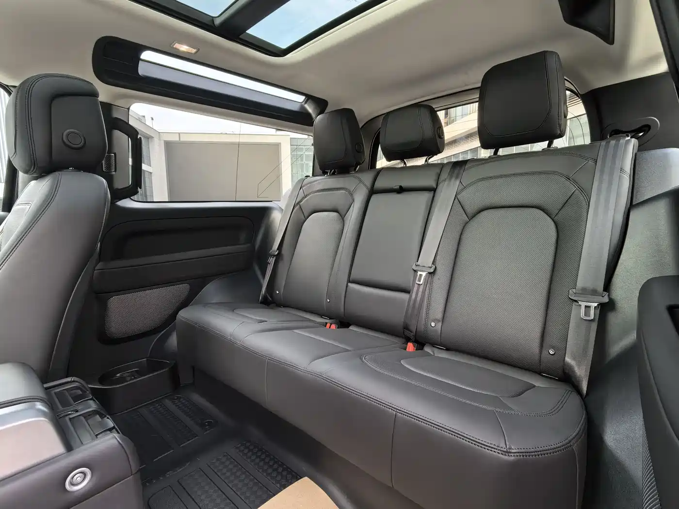 Land Rover Defender 2023 Facelift 90 3.0T P400 XS фото 10