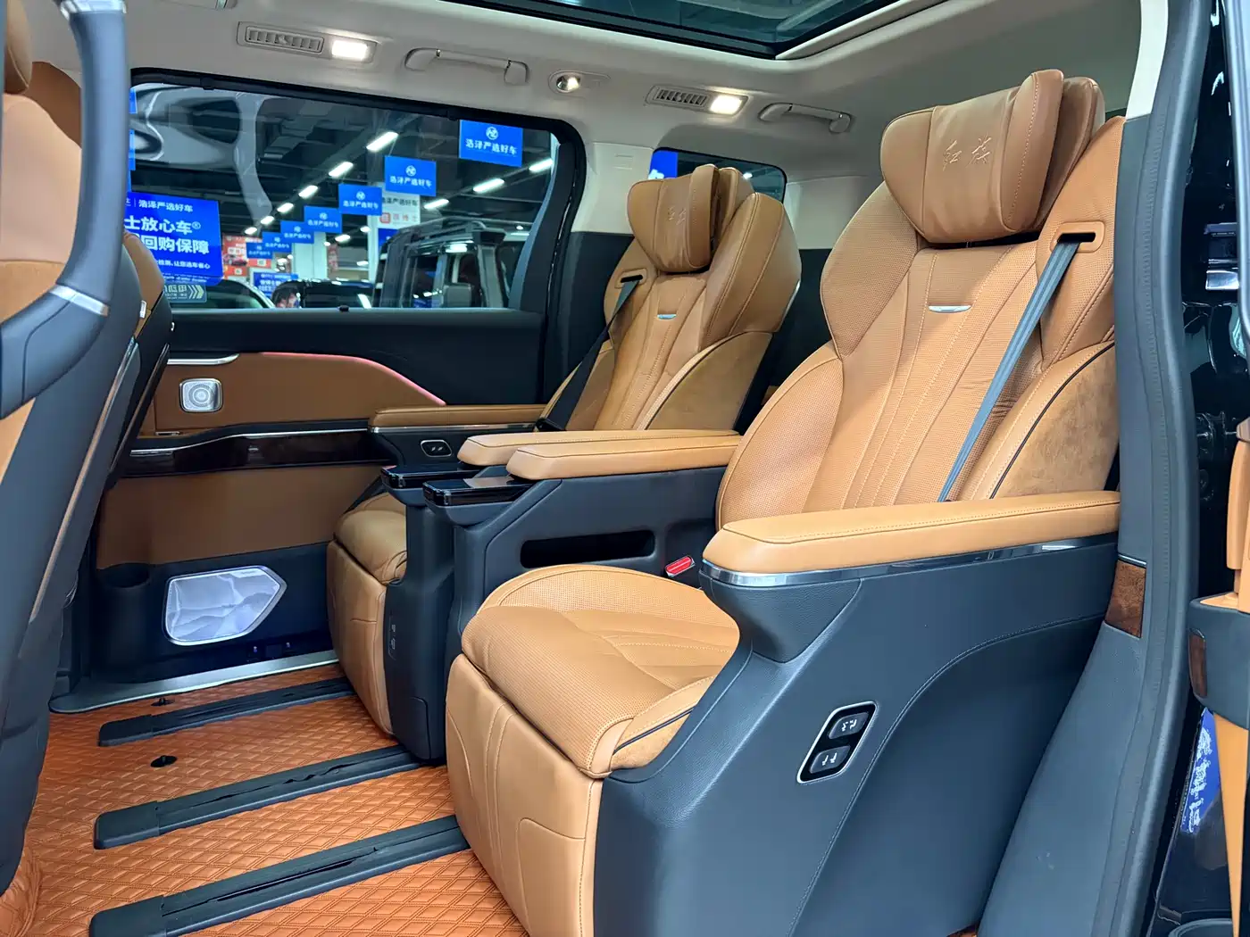 Hongqi HQ9 2023 2.0T Smart Connect Flag Smooth Edition фото 9