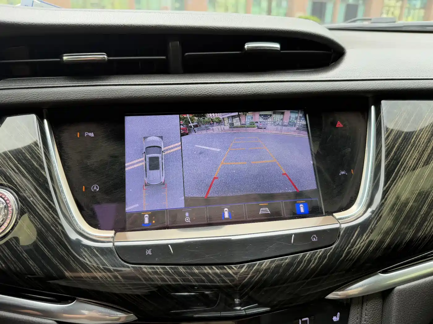 Photo 23 - Cadillac XT6