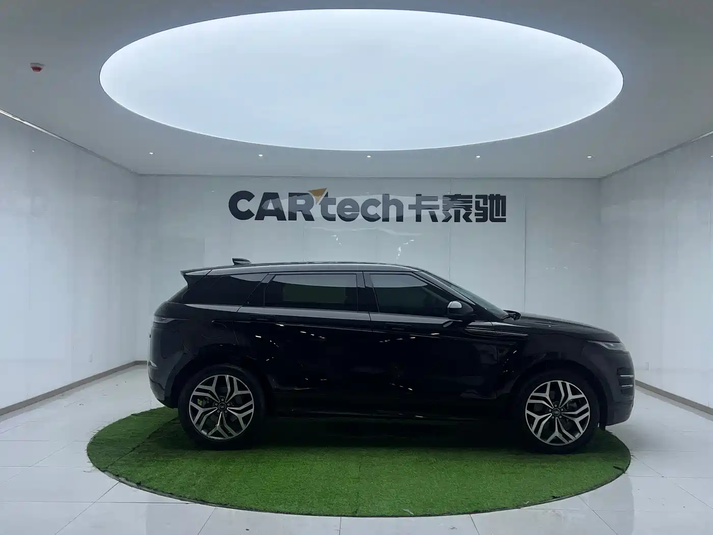 Land Rover Range Rover Evoque 2023 Range Rover Evoque L 249PS Luxury Edition фото 4