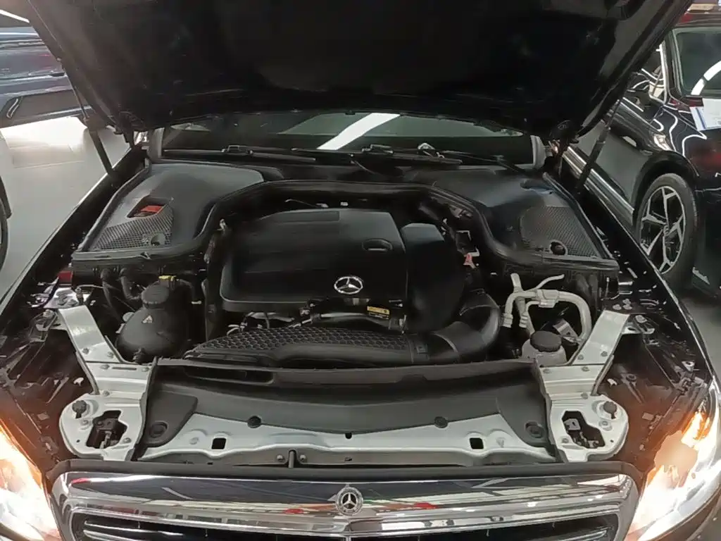 Фото 20 - Mercedes-Benz E-Class