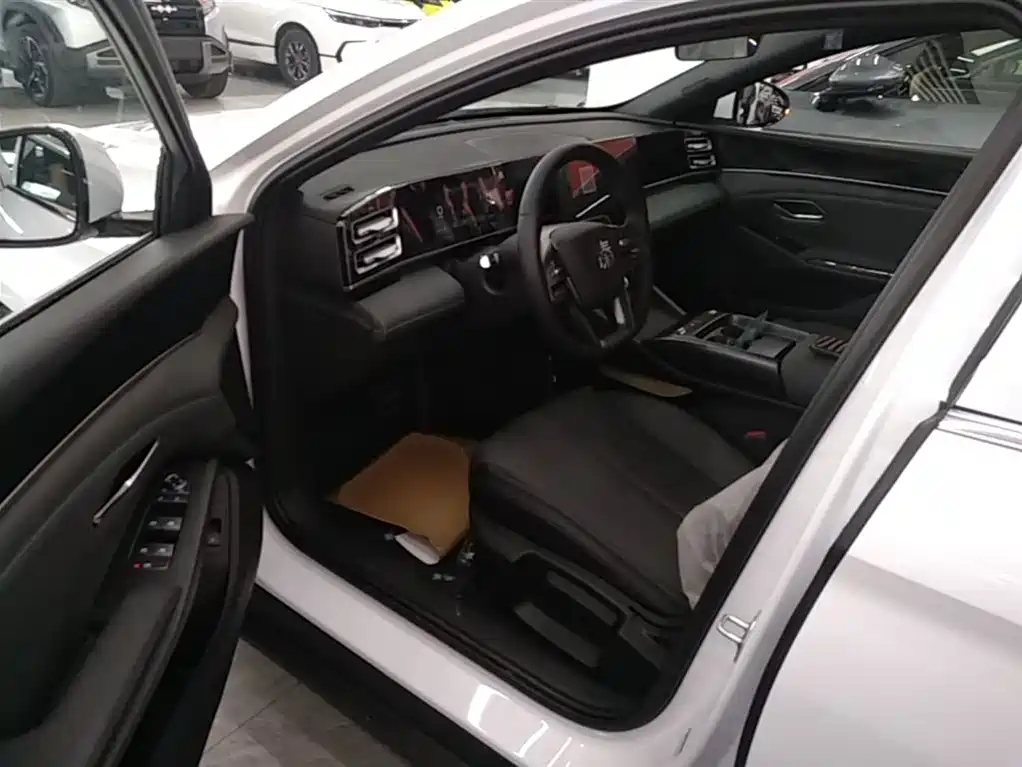 BYD Qin L 2026 DM-i 128KM Progressive фото 16