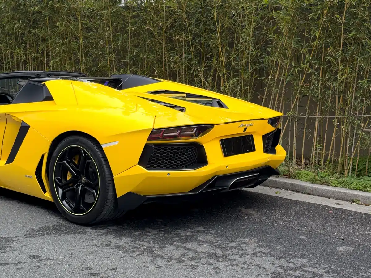 LAMBORGHINI AVENTADOR