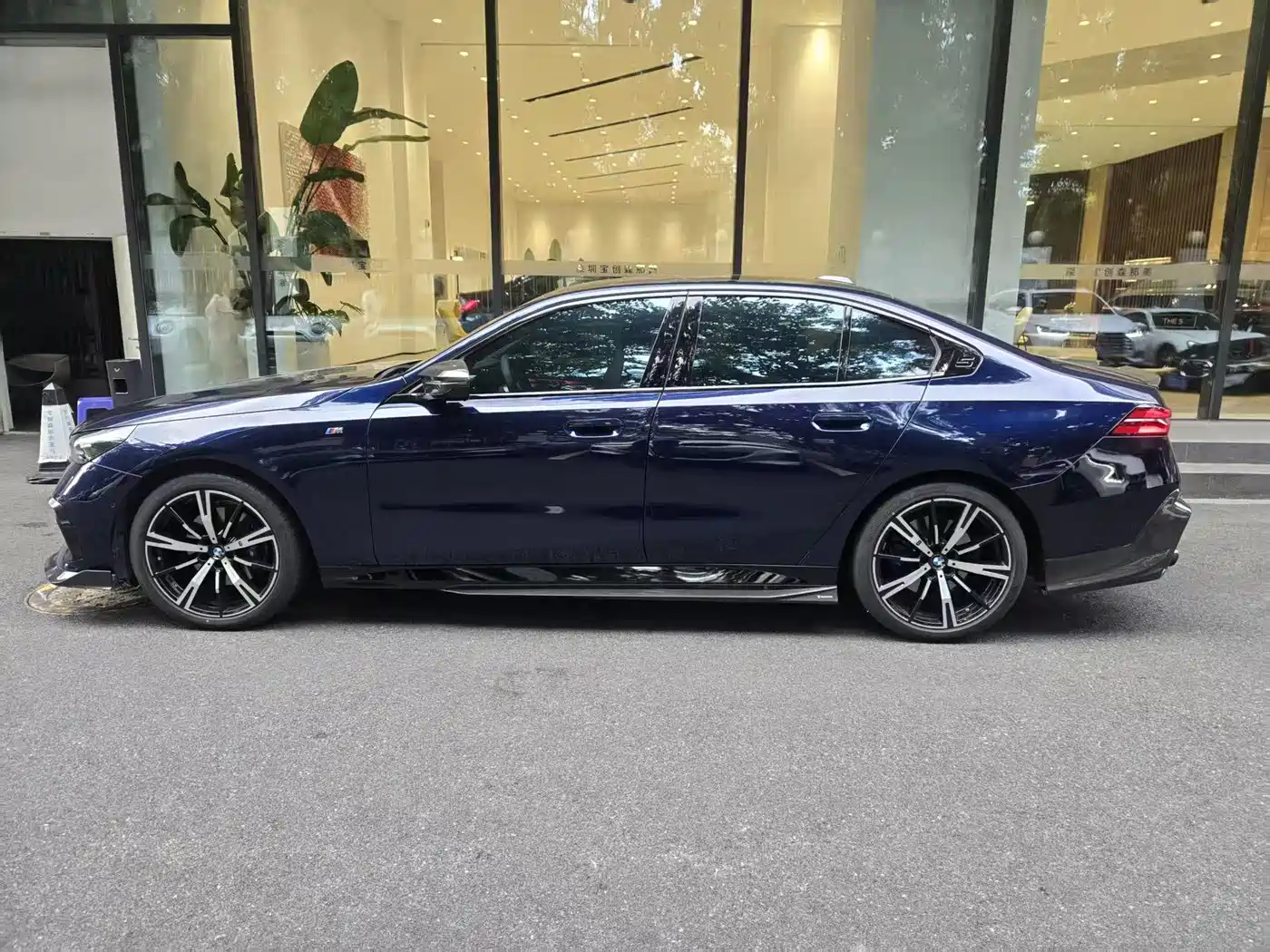 BMW 5 Series (Import) 2024 530i Premium Model M Sport Package фото 3