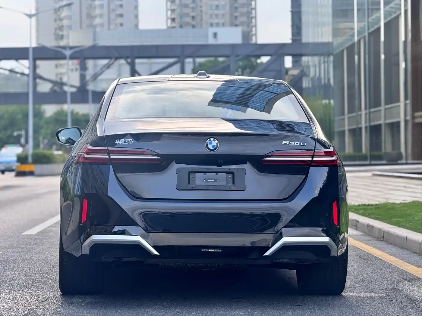 BMW 5 Series 2025 530Li Premium M Sport Package фото 30