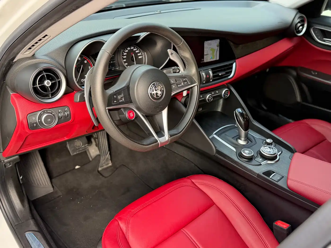 Alfa Romeo Giulia 2019 2.0T 280HP Black Package Limited Edition фото 6