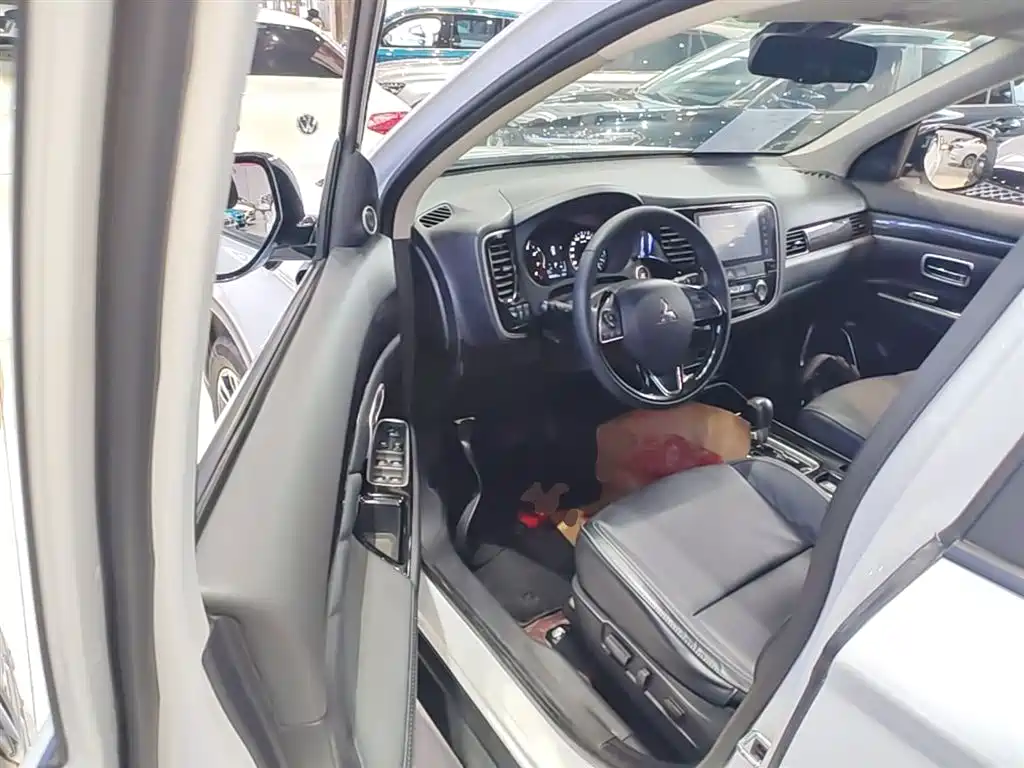MITSUBISHI OUTLANDER