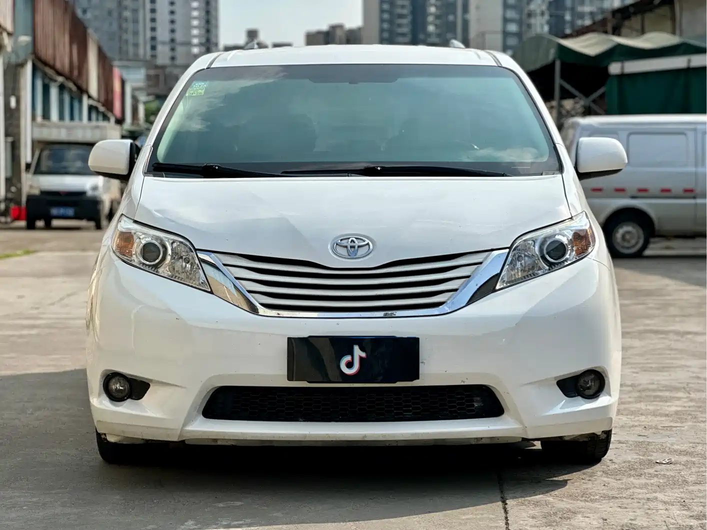 Photo 2 - Toyota Sienna