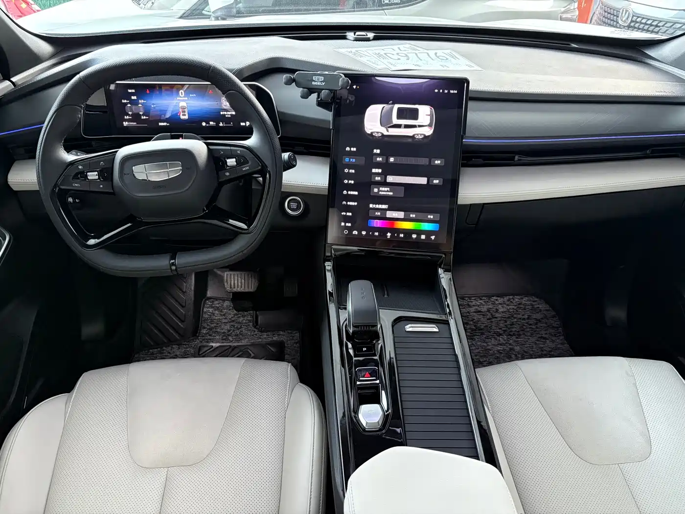 Photo 6 - Geely Atlas