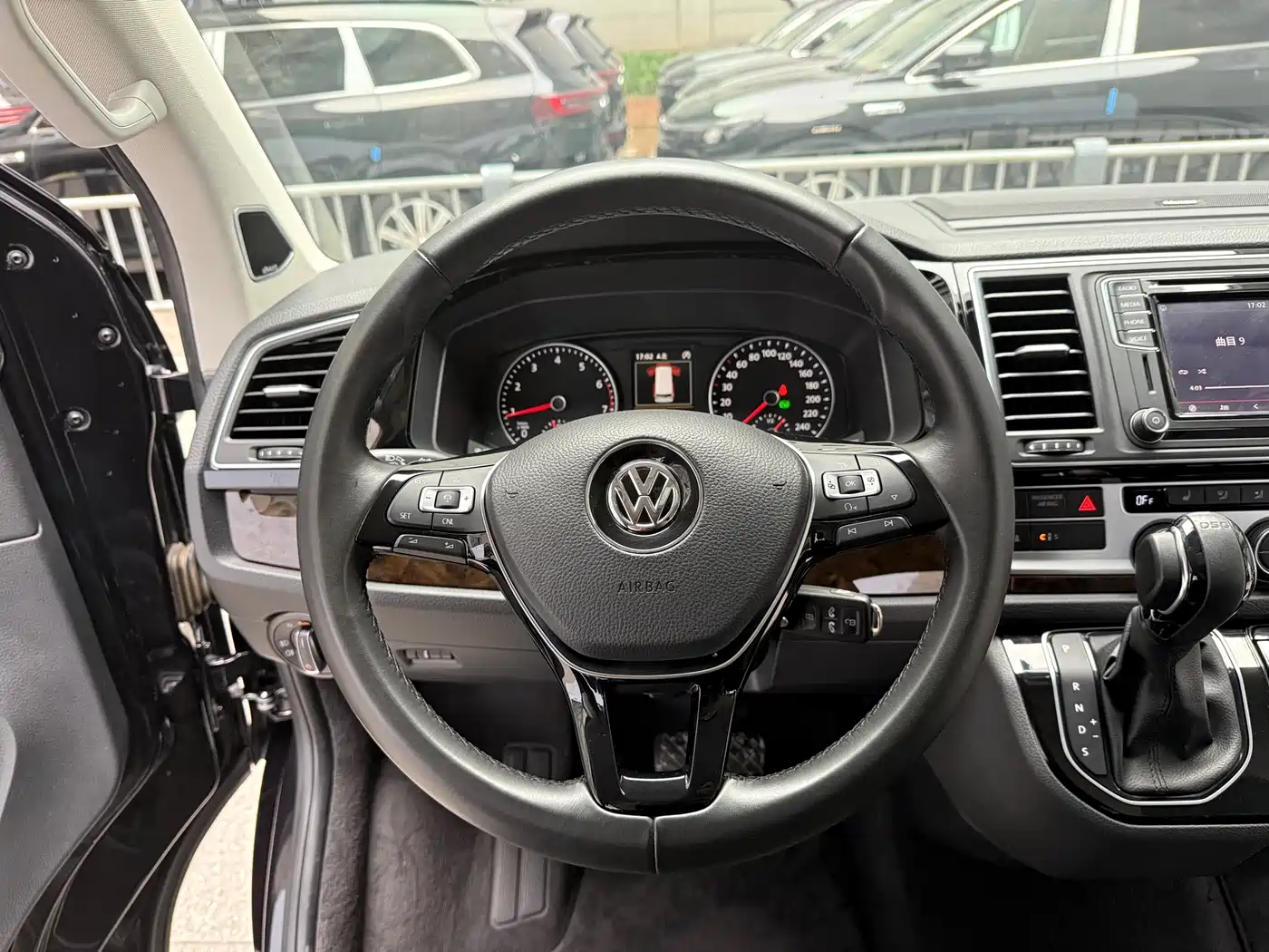 Volkswagen Multivan 2018 2.0TSI 4WD Premium Edition 7-Seater фото 15