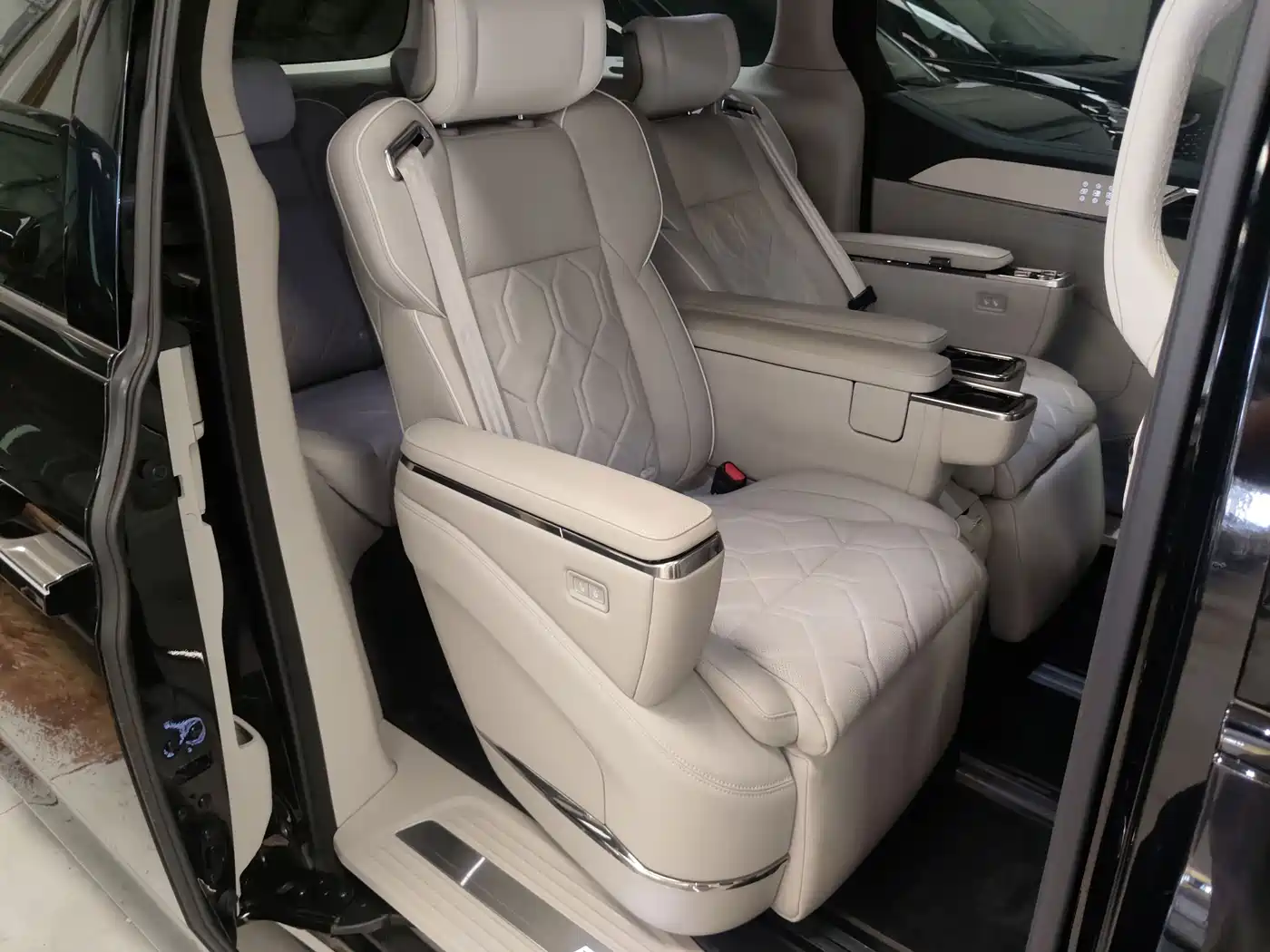 Volvo EM90 2024 2025 Ultra Six-Seater
