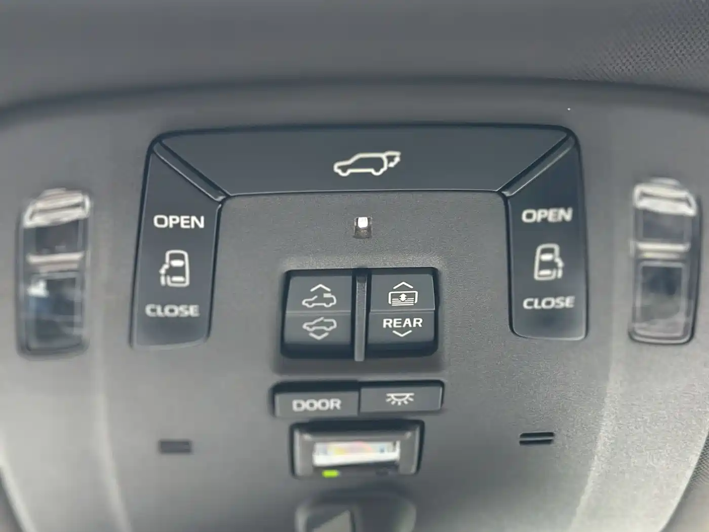Toyota Granvia 2023 2.5L Hybrid Flagship VIP Edition фото 28