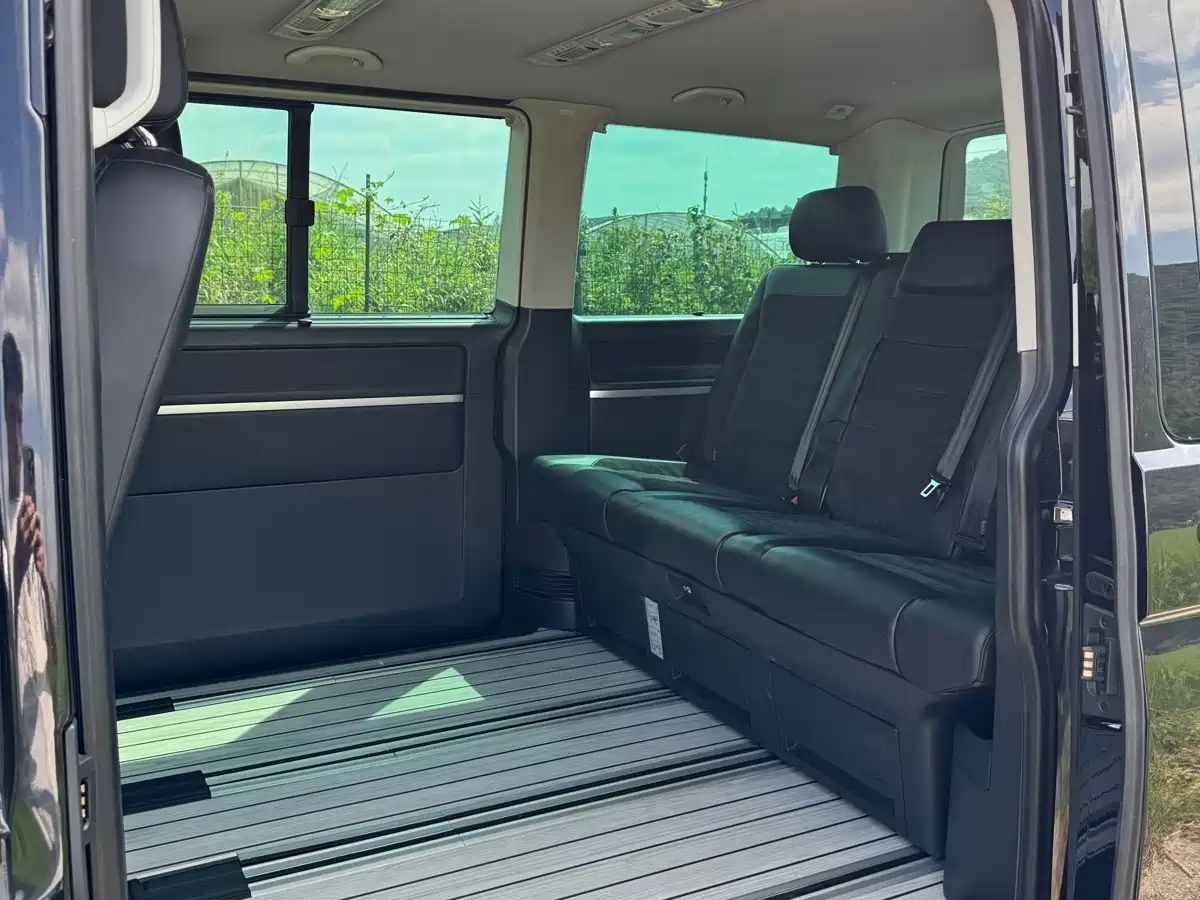 Photo 6 - Volkswagen Multivan