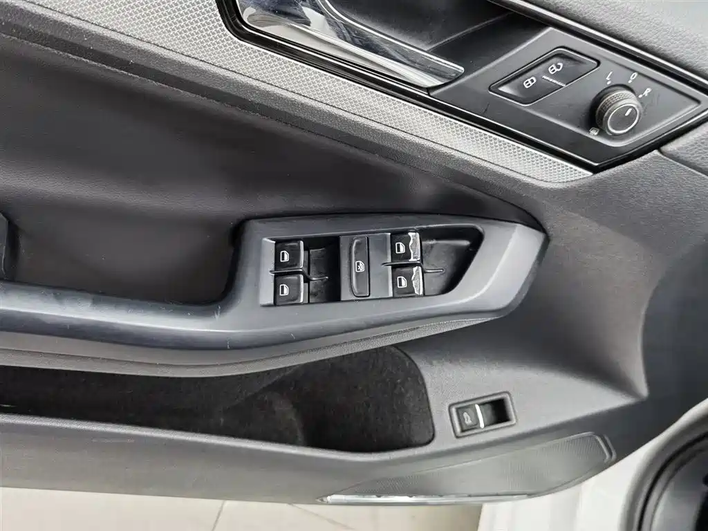 Volkswagen Sagitar 2017 1.6L Manual Comfort фото 9