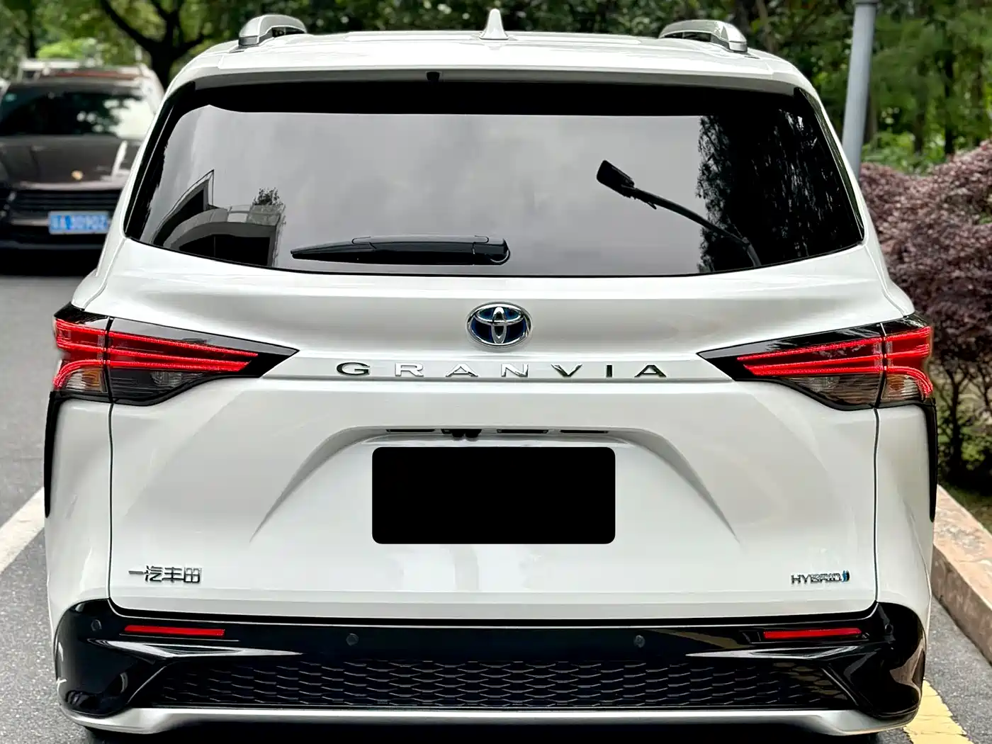 Toyota Granvia 2023 2.5L Hybrid Flagship VIP Edition фото 7