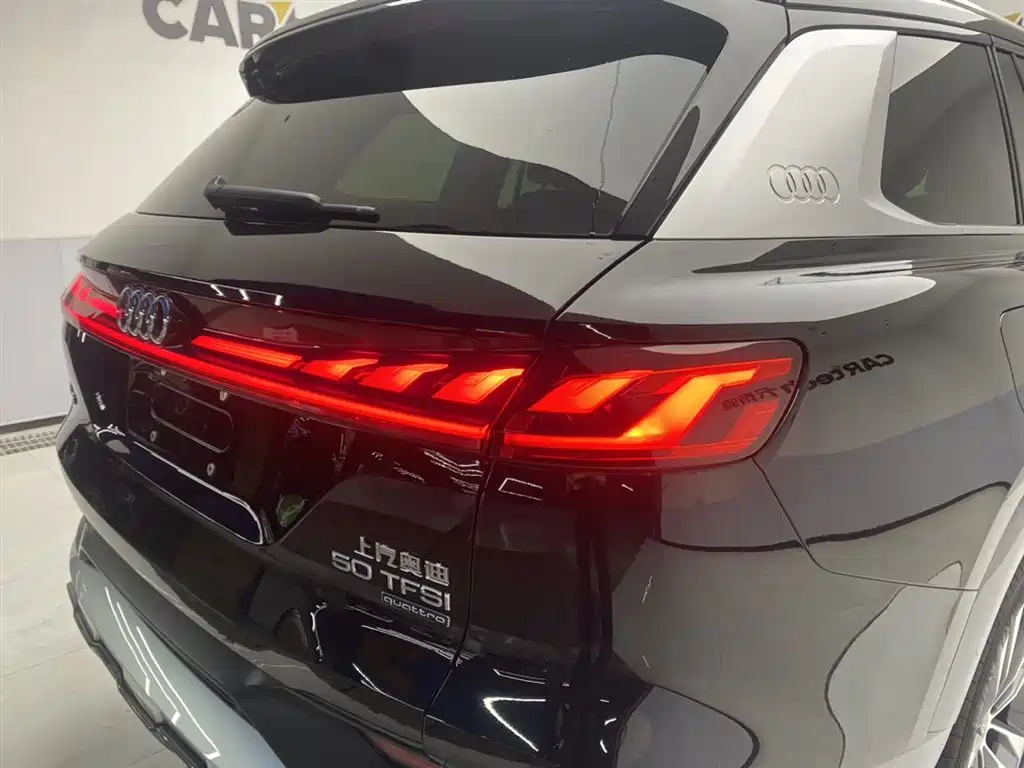 AUDI Q6