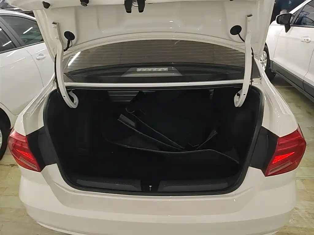 Volkswagen Jetta 2017 1.5L Automatic Fashion фото 19