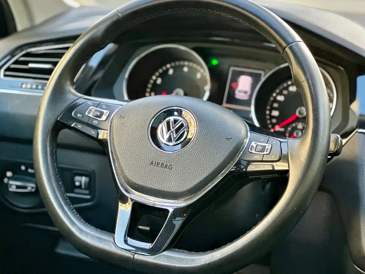 Photo 12 - Volkswagen Tiguan L