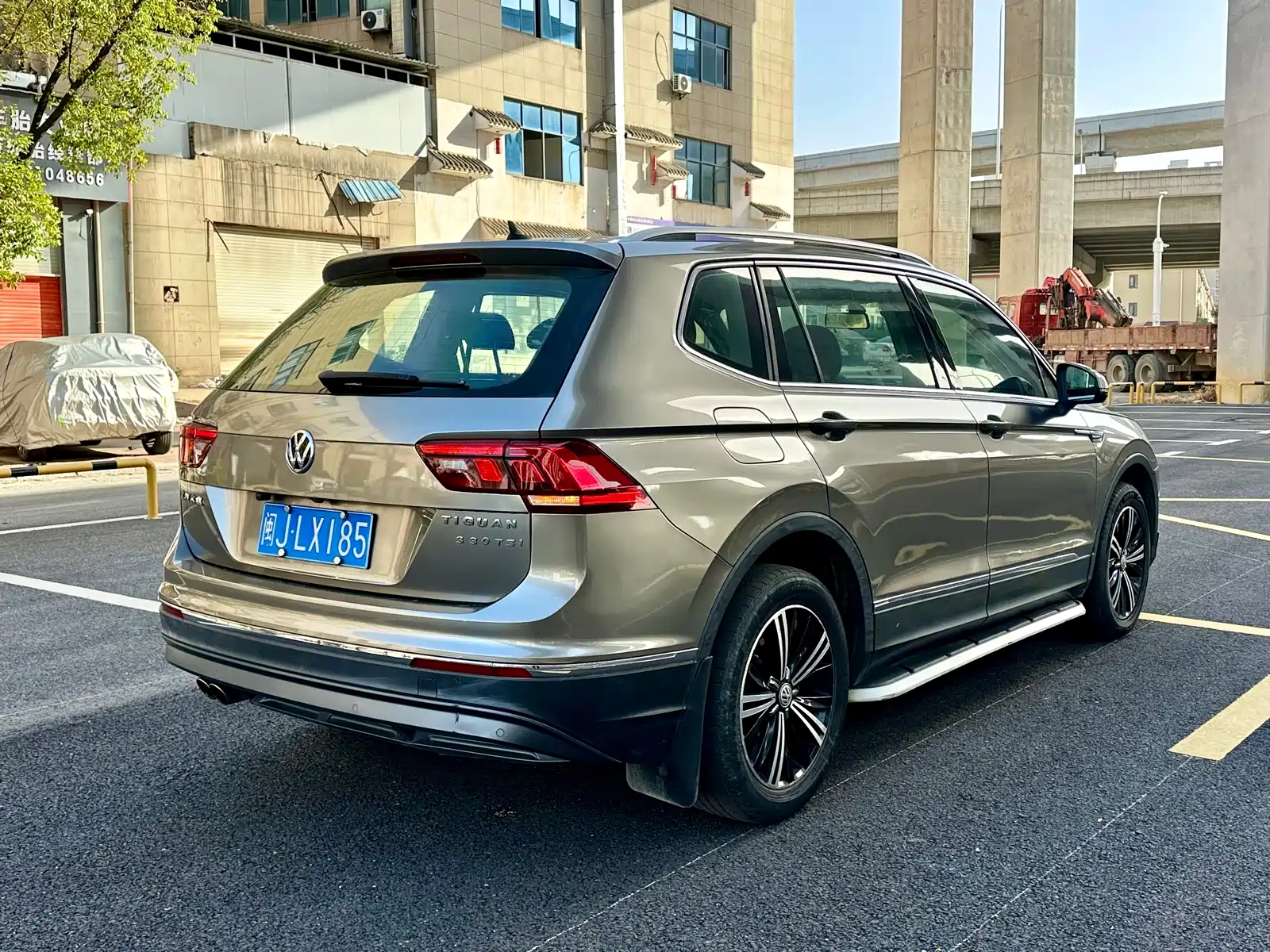 Photo 6 - Volkswagen Tiguan L