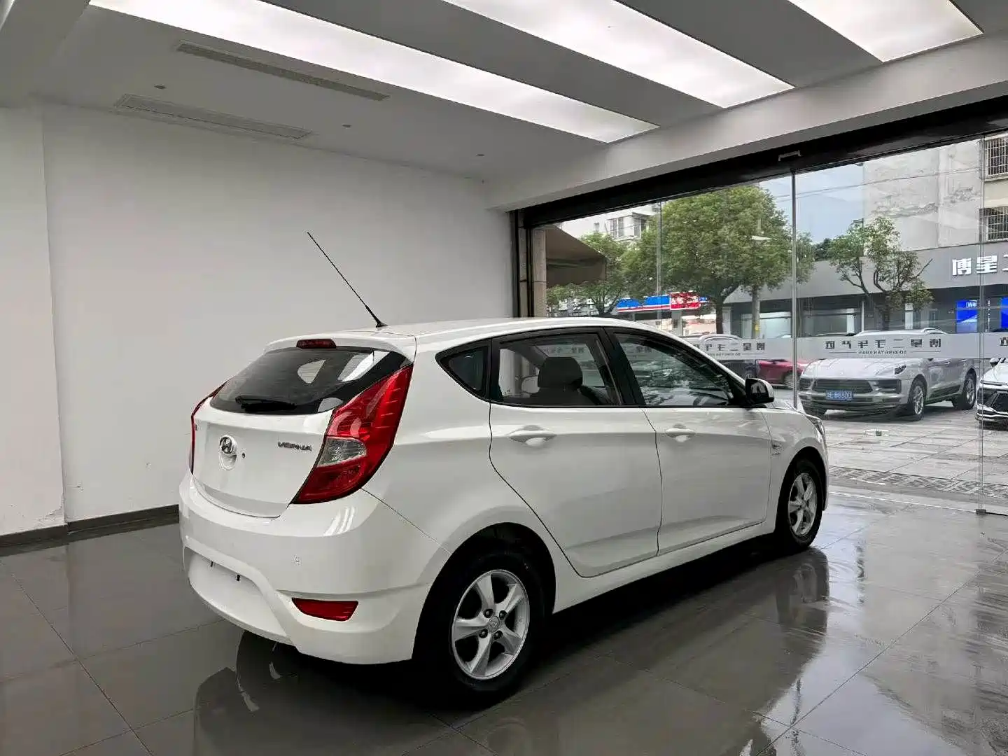 صورة 9 - Hyundai Reina