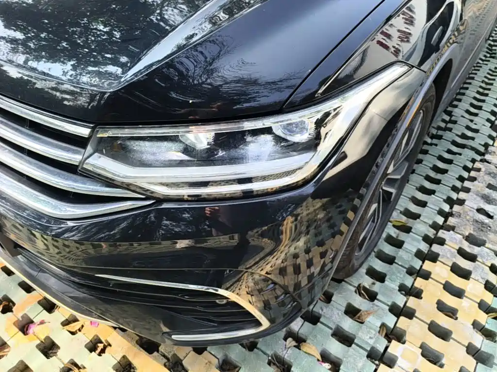 Фото 24 - Volkswagen Tiguan L
