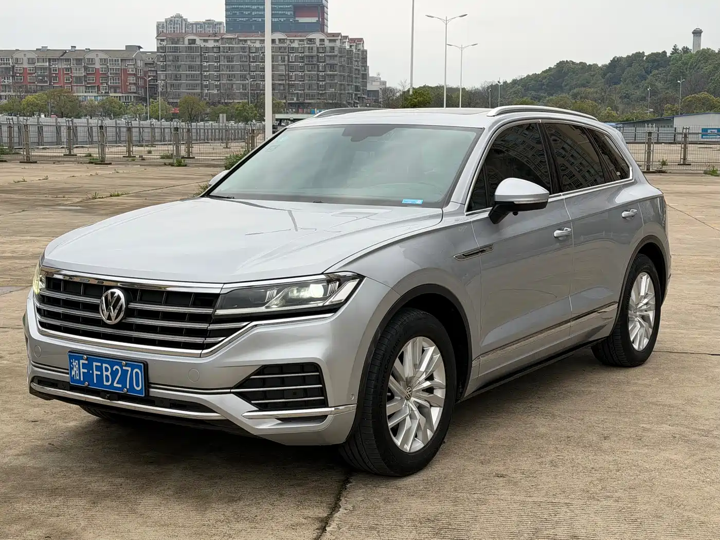 VOLKSWAGEN TOUAREG
