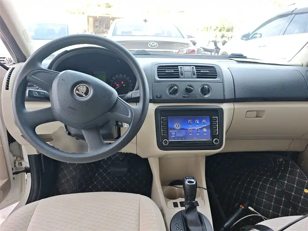 Škoda Fabia 2014 1.4L Automatic Crystal Edition фото 10