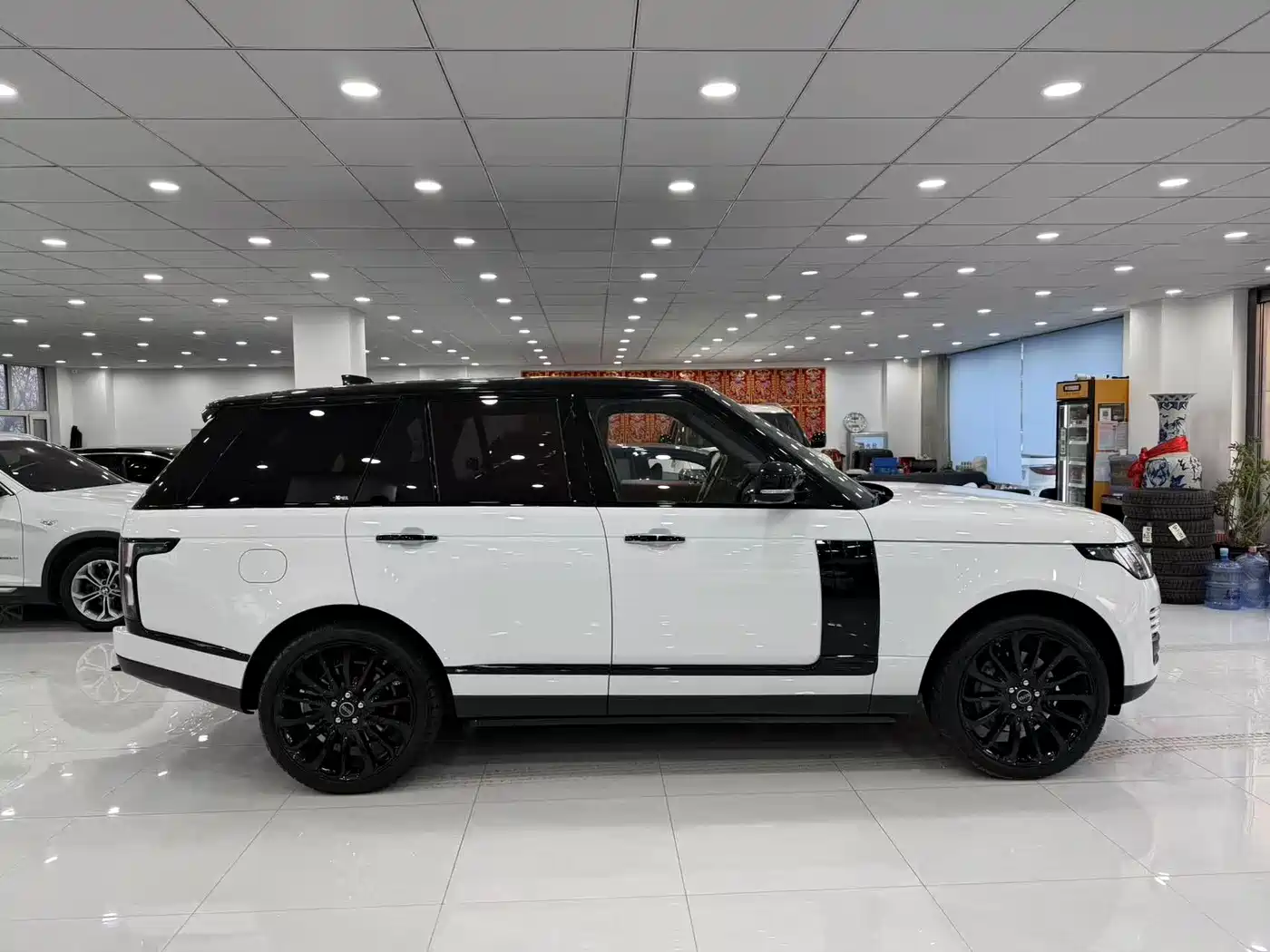 Land Rover Range Rover 2019 3.0 SC V6 Golden Age Edition фото 14