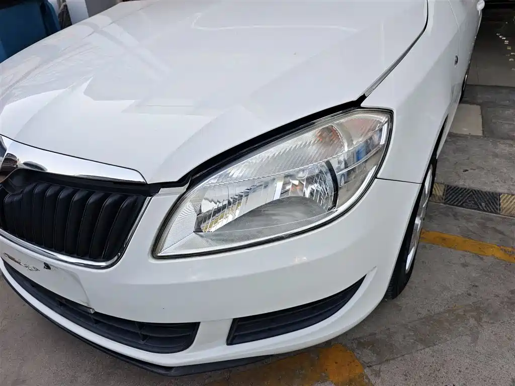 Škoda Fabia 2014 1.4L Automatic Crystal Edition фото 24