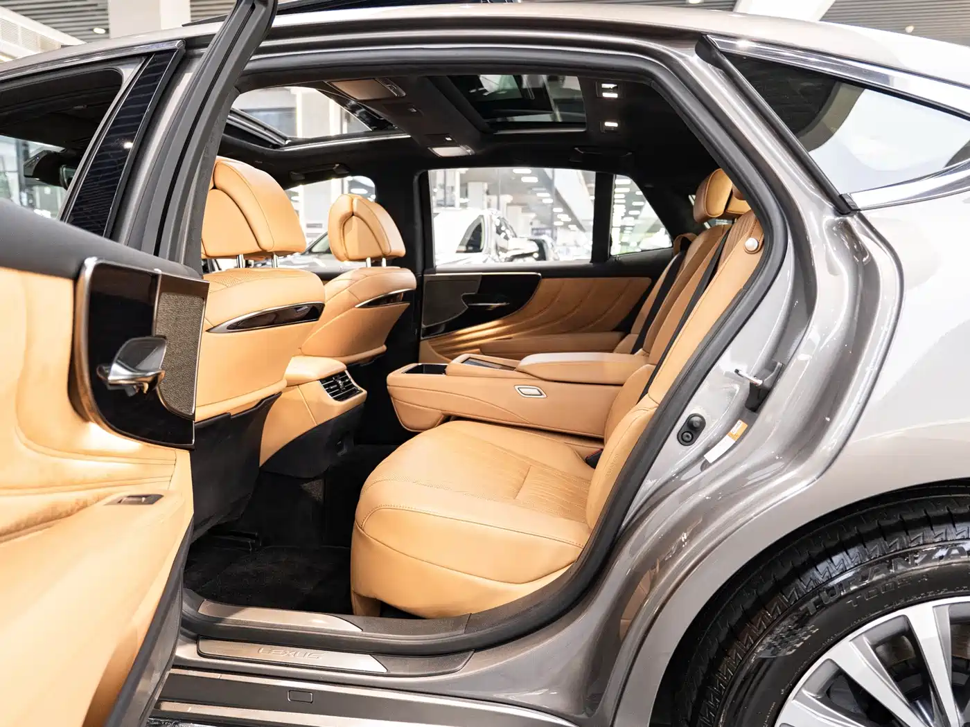 Lexus LS 2025 2024 Model 500h Luxury Edition