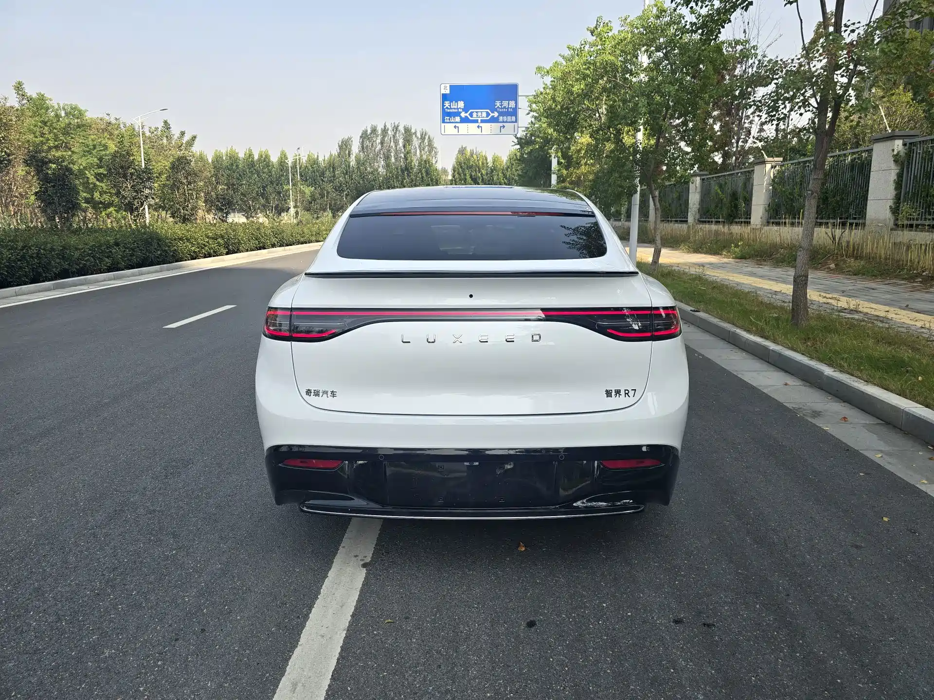Фото 8 - Zhijie Luxeed R7