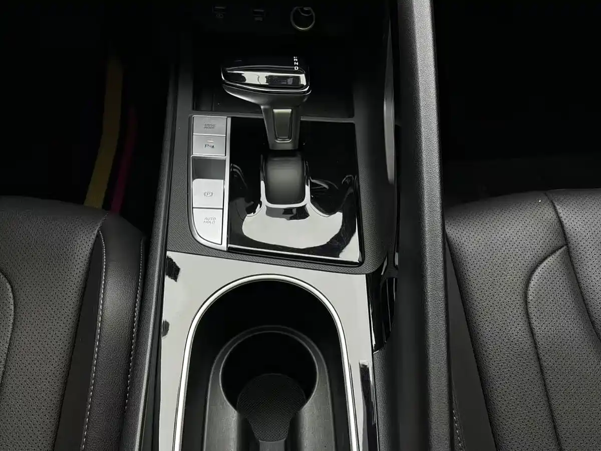 Hyundai Elantra 2022 1.5L CVT LUX Premium Edition фото 19