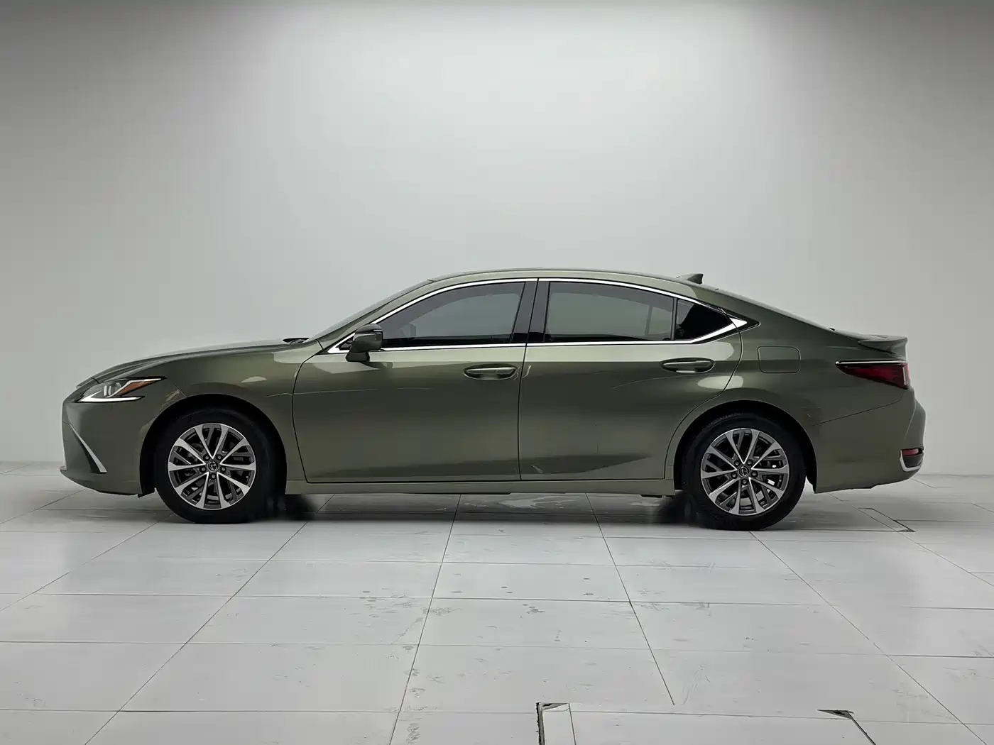 Lexus ES 2022 300h Excellence Edition фото 23