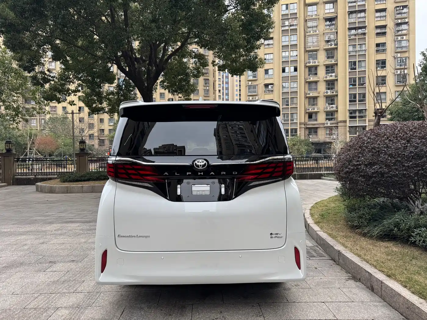 Toyota Alphard 2024 Hybrid 2.5L Ultimate Enjoyment Edition фото 20