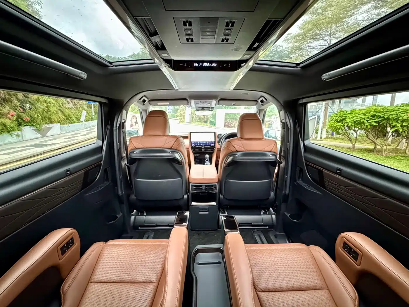 Toyota Vellfire 2023 Crown Hybrid 2.5L HV Luxury фото 10