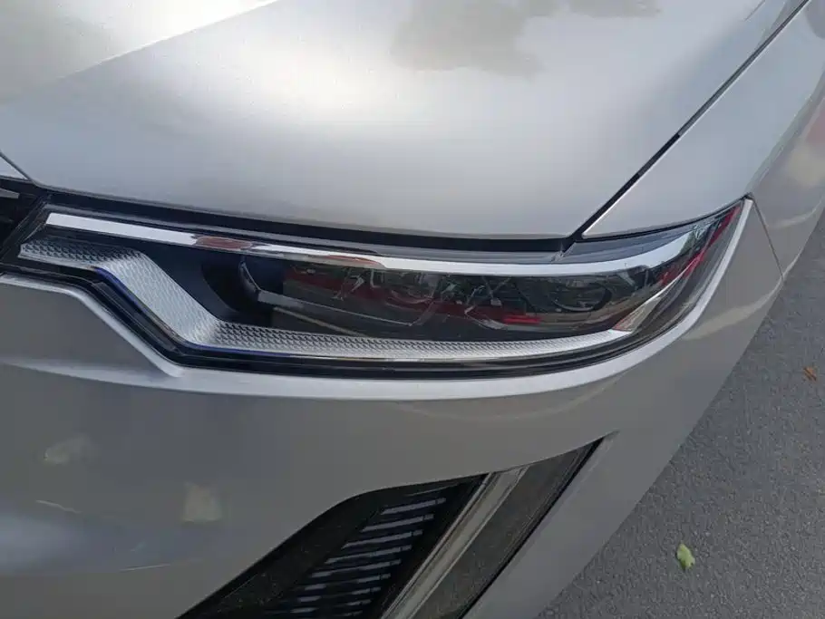 Photo 5 - Cadillac XT6