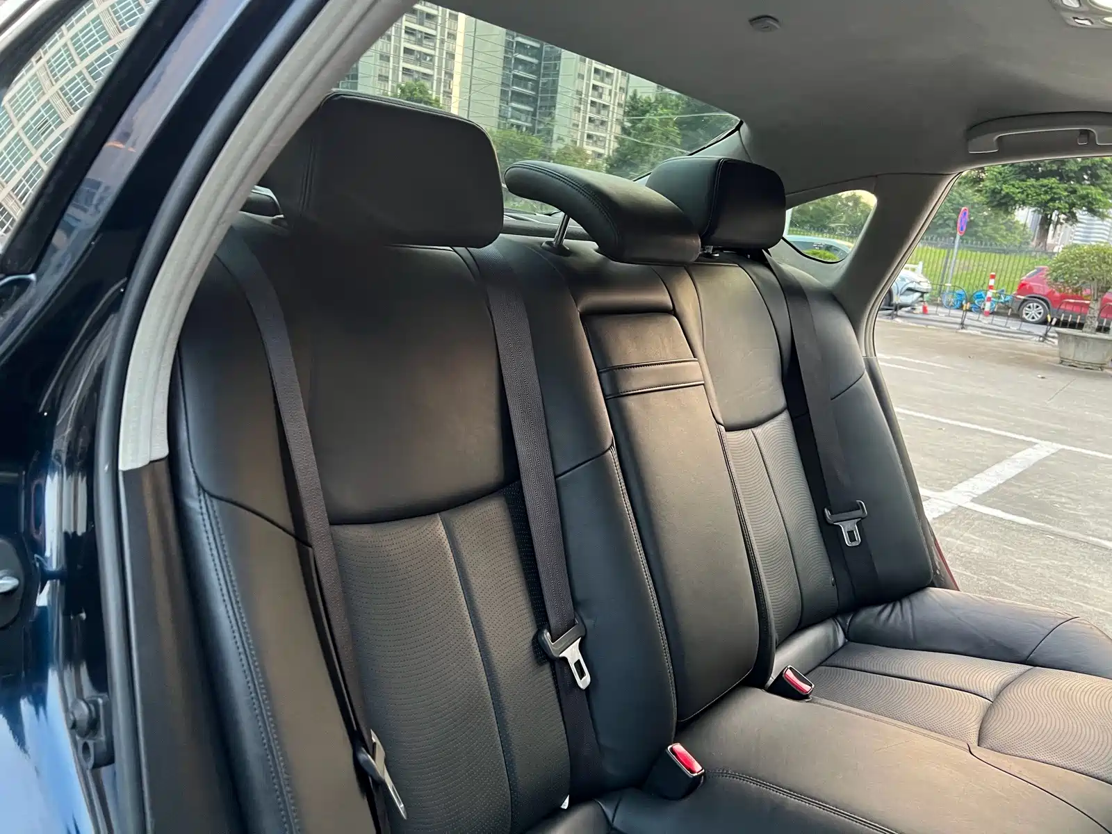 Photo 13 - Infiniti Q70