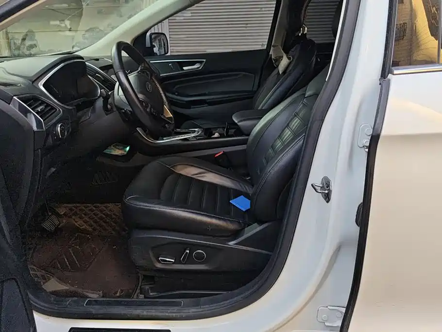 Photo 9 - Ford Edge