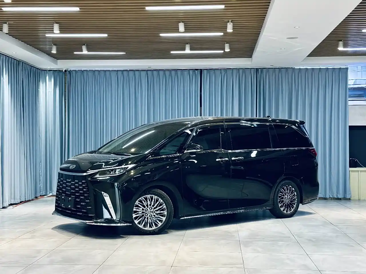 Lexus LM 2023 500h Four-Seat Imperial Edition