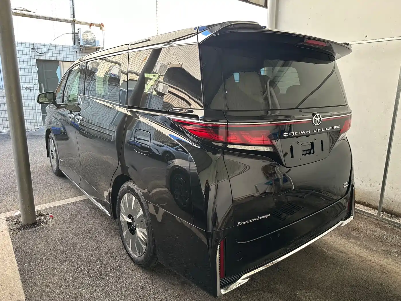 Toyota Vellfire 2024 Crown Hybrid 2.5L Executive Premium Edition фото 8