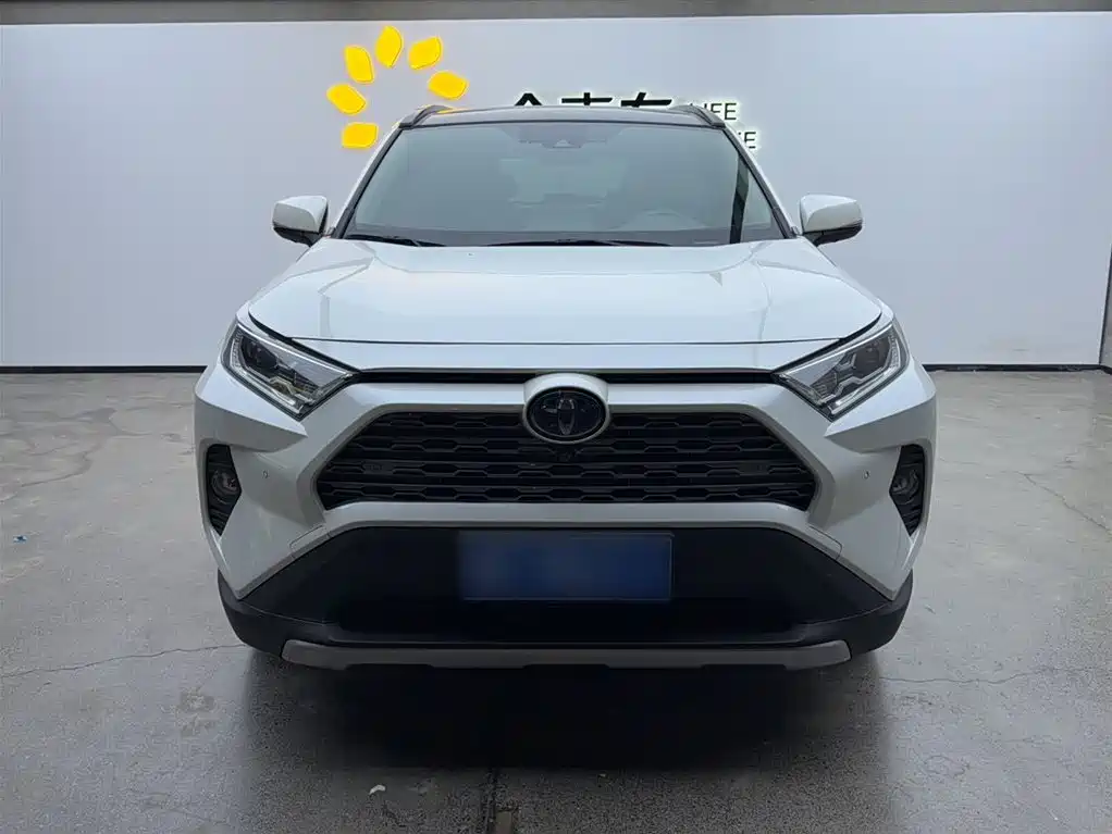 Toyota RAV4 Rongfang 2020 Hybrid 2.5L E-CVT AWD Flagship Edition фото 6