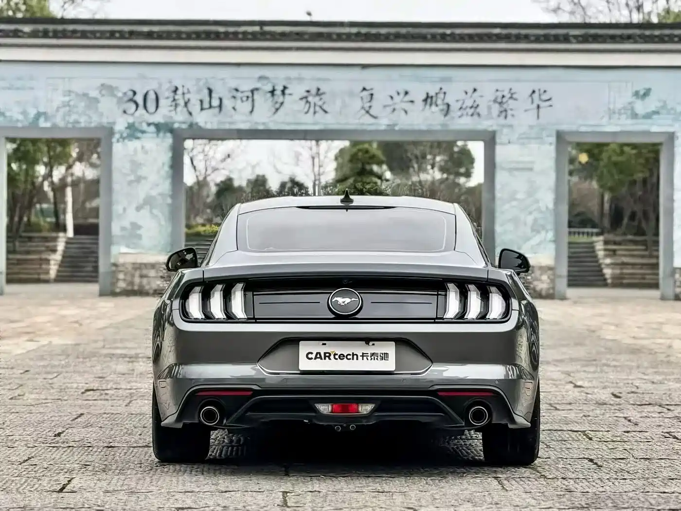 FORD MUSTANG