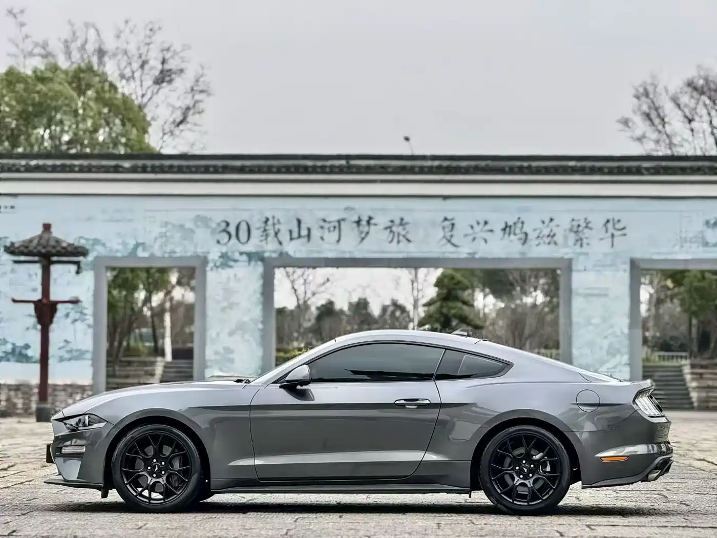 FORD MUSTANG