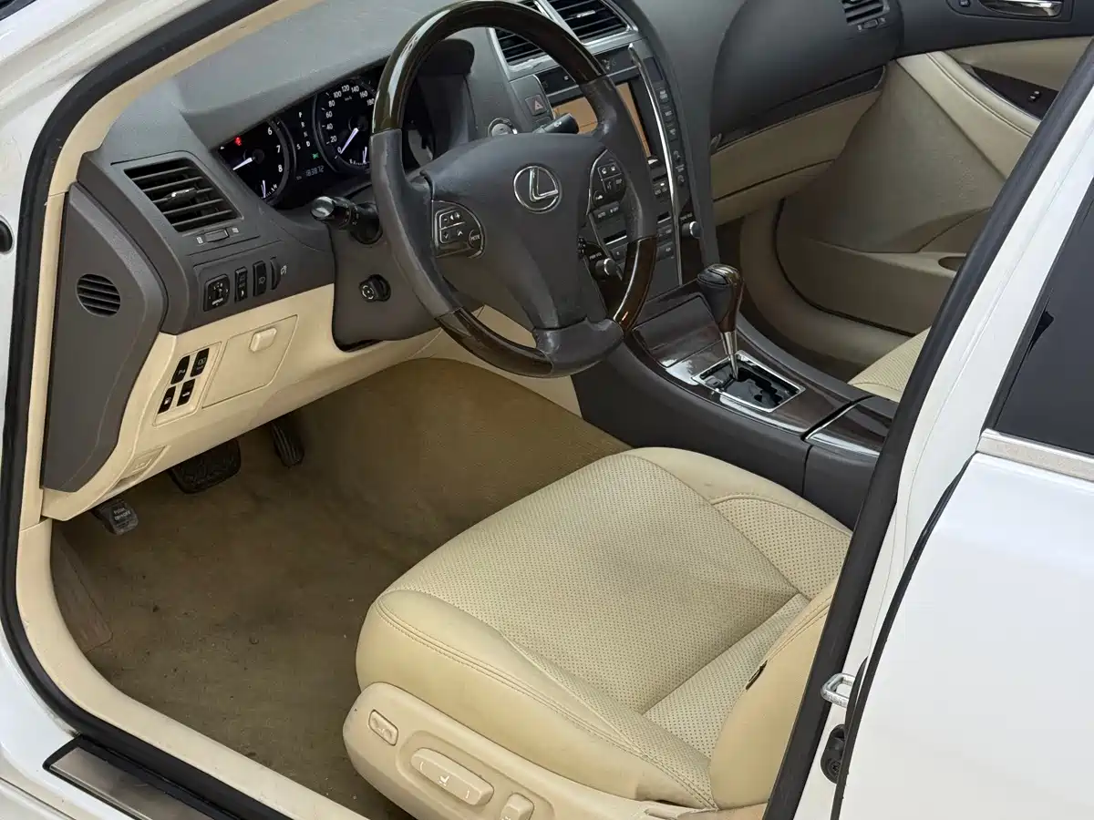 Фото 9 - Lexus ES