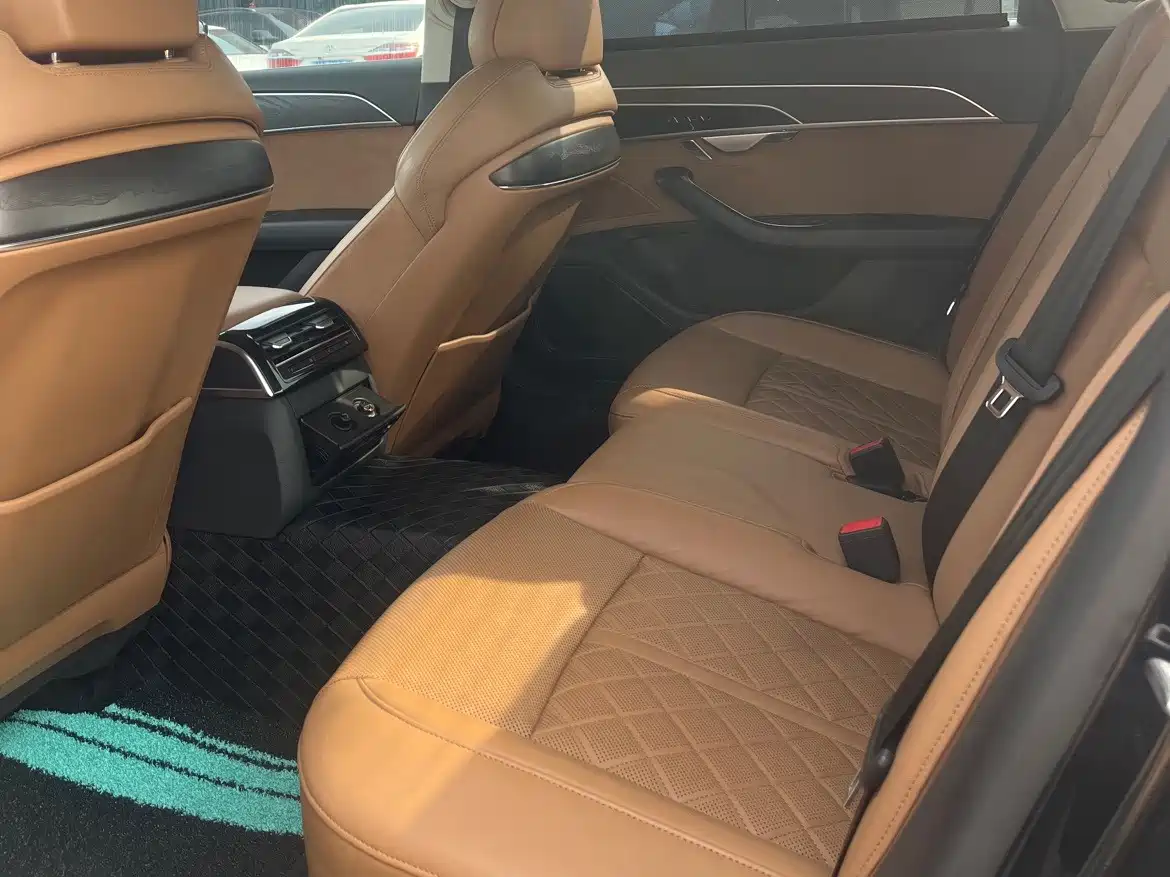 Фото 5 - Audi A8
