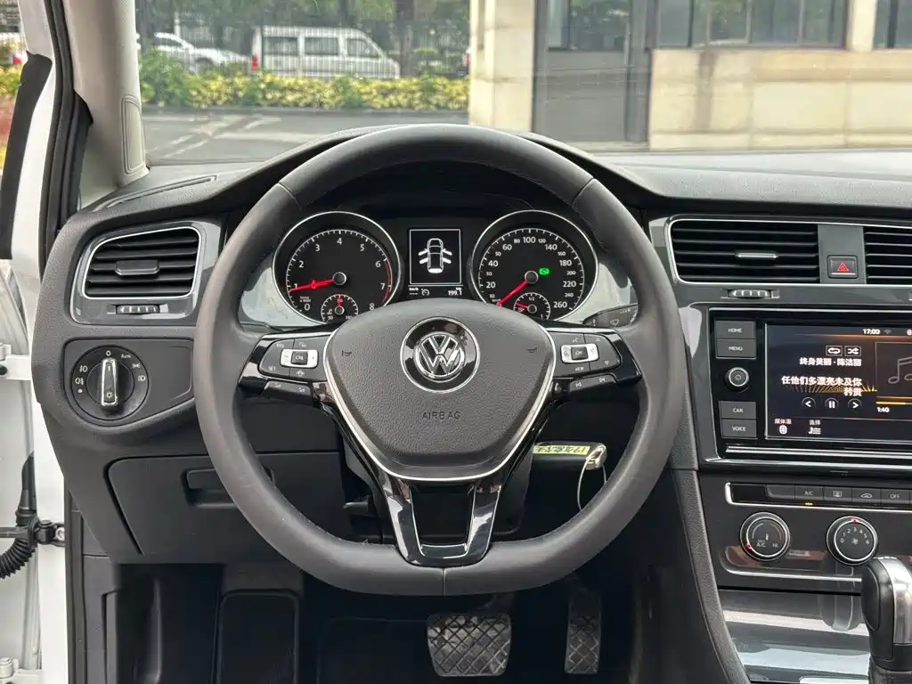 صورة 8 - Volkswagen Golf