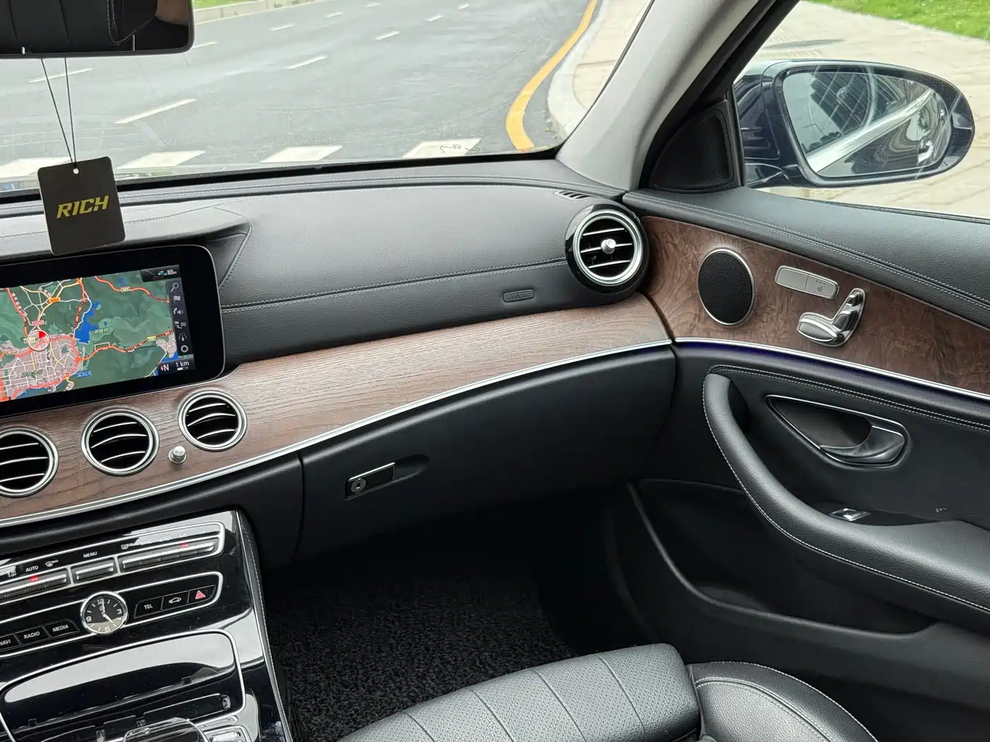 Mercedes-Benz E-Class 2017 E 200 L 4MATIC фото 13