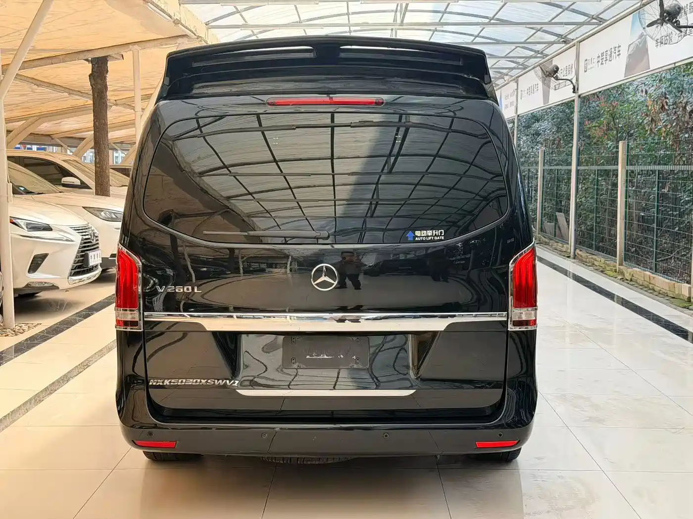 Mercedes-Benz V-Class 2017 Model V 260 L Premium Extended Edition фото 14